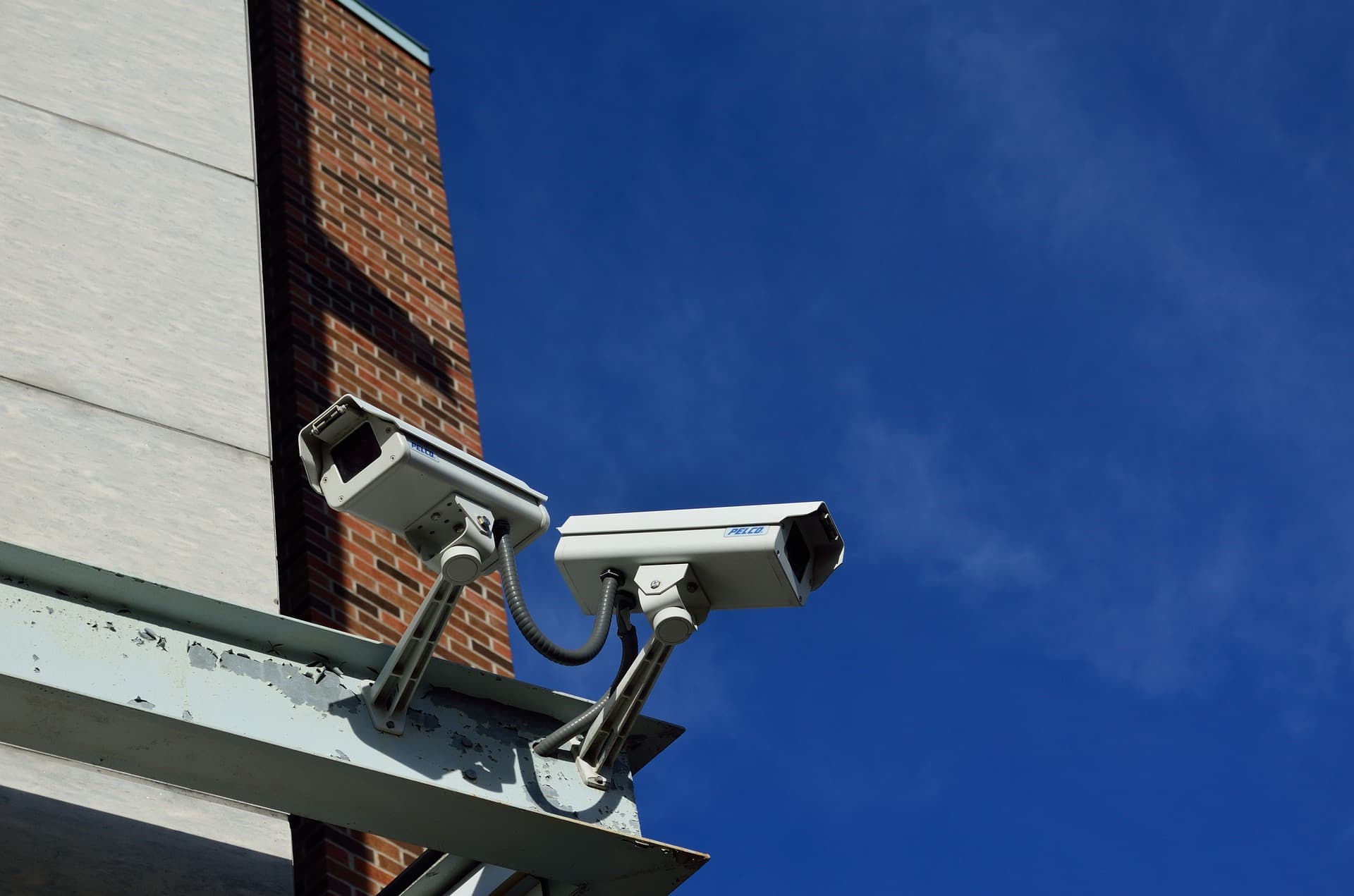 You are currently viewing Installer une caméra de vidéosurveillance tout en respectant les règlementations